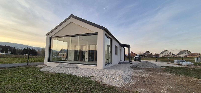 Az Álomterasz-Álomház például ETA tanúsítvánnyal rendelkező cég, így garantáltan olyan megoldásokat nyújt a könnyűszerkezetes házak terén, amelyek megbízhatóak, tartósak és energiahatékonyak.